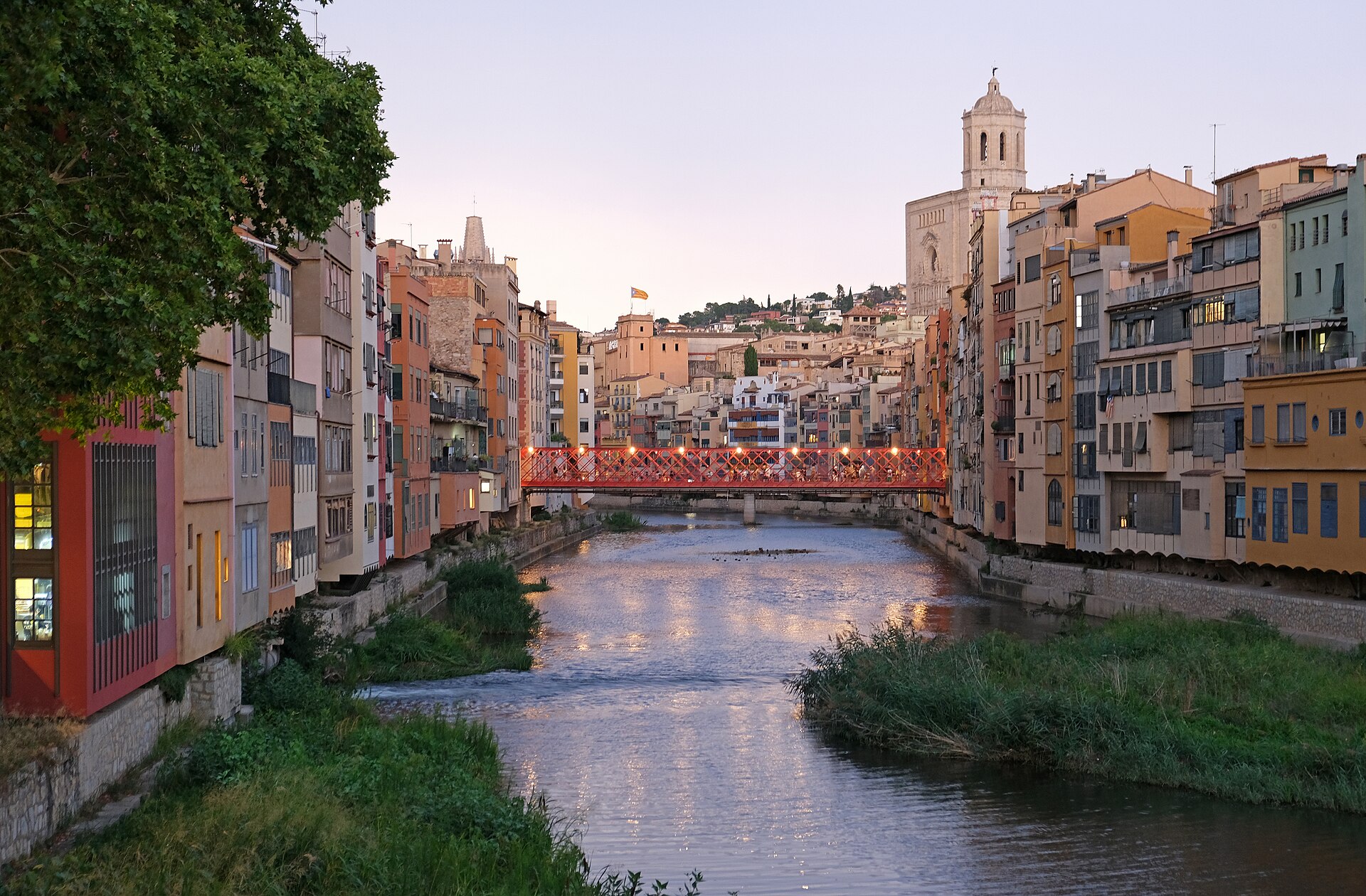 Cases de l'Onyar, Girona — © kallerna / CC BY-SA 4.0 (Wikimedia Commons)