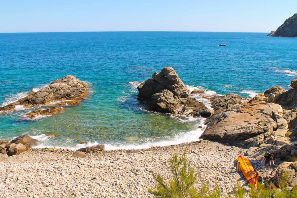 Kieselbucht und Felsen nur wenige Schritte entfernt — nahe der Ferienwohnung Dalí, La Fosca Bay (Palamós, Costa Brava)