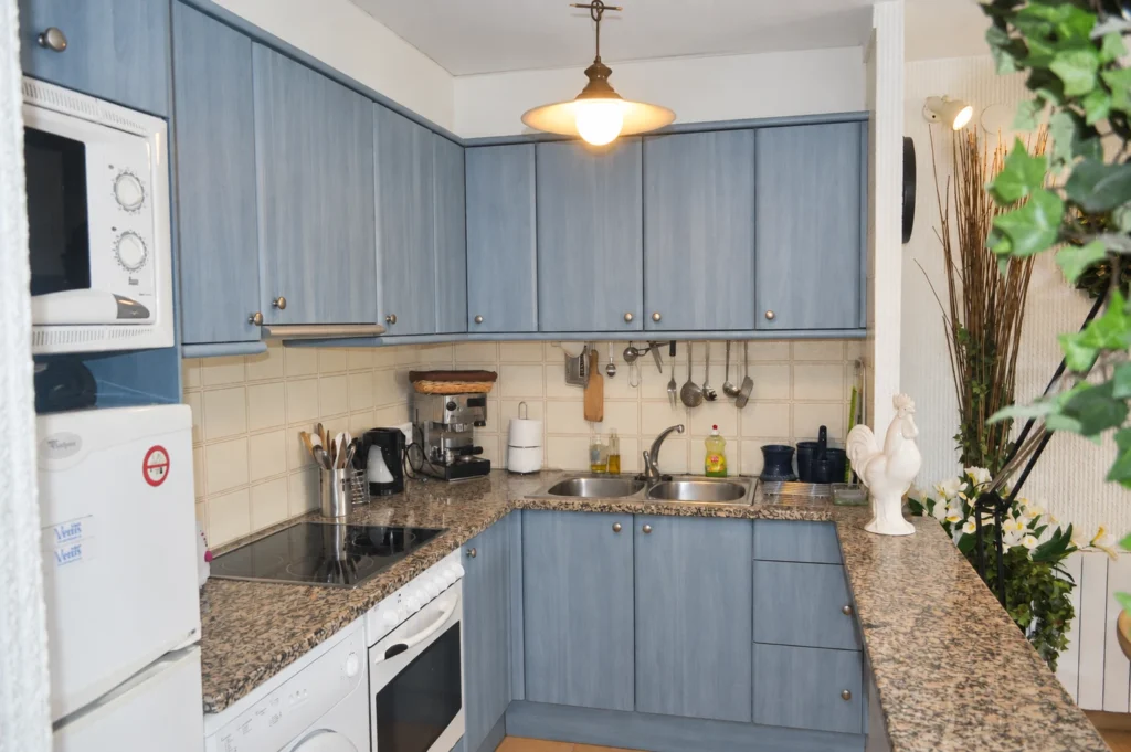 Küche mit Kochfeld, Backofen und Kaffeemaschine — Ferienwohnung Dalí, La Fosca Bay (Palamós, Costa Brava)
