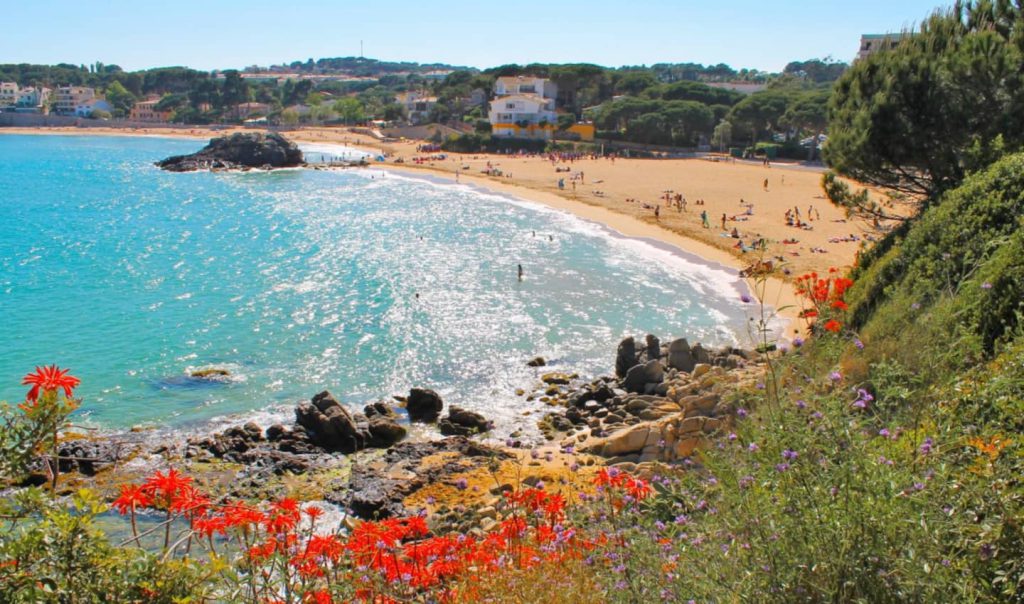 Strand von La Fosca mit türkisfarbenem Wasser, Blick vom Küstenpfad — nahe der Ferienwohnung Dalí, La Fosca Bay (Palamós, Costa Brava)