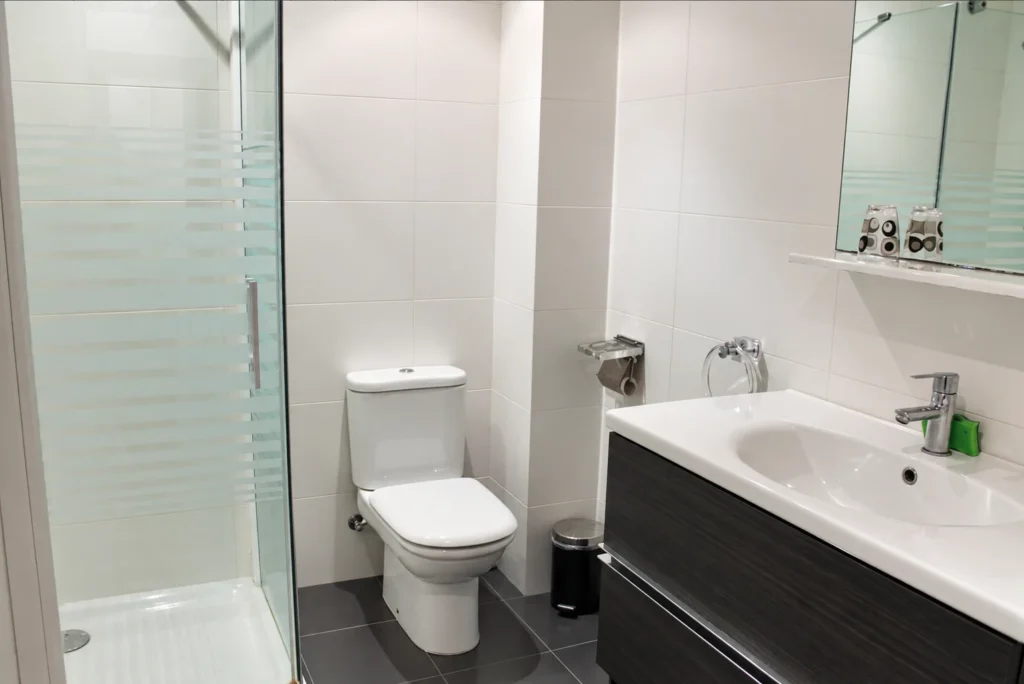 Modernes Duschbad mit Dusche und WC — Ferienwohnung Dalí, La Fosca Bay (Palamós, Costa Brava)