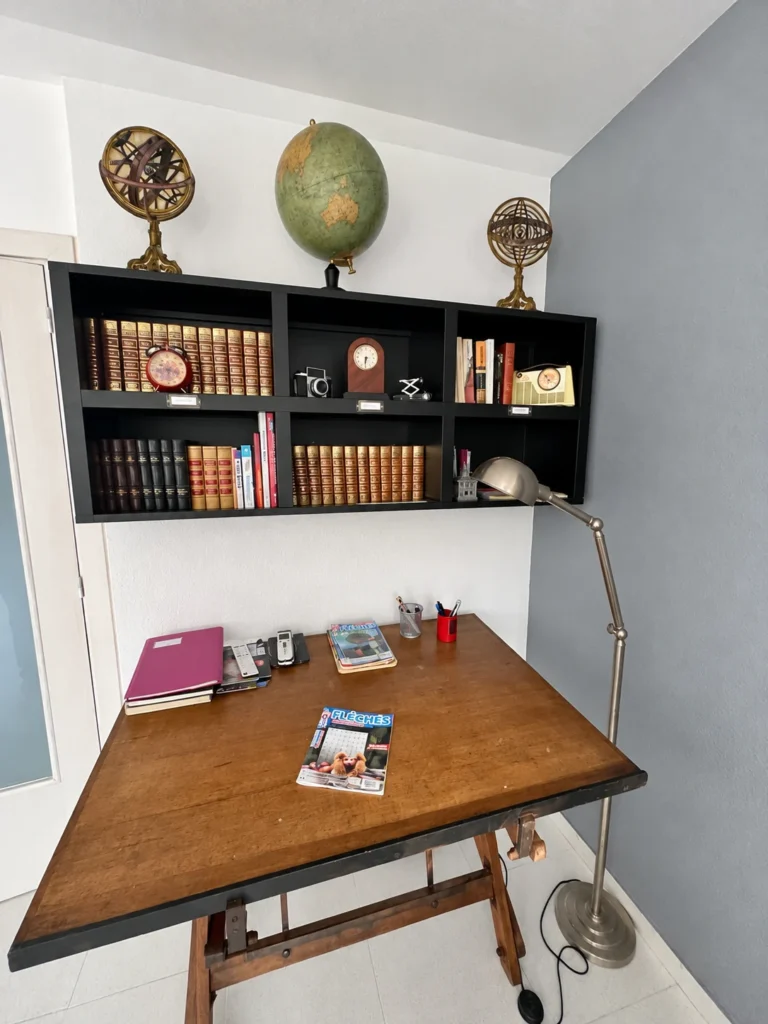 Arbeitsplatz mit Bücherregal — Ferienwohnung Miró, La Fosca Bay (Palamós, Costa Brava)