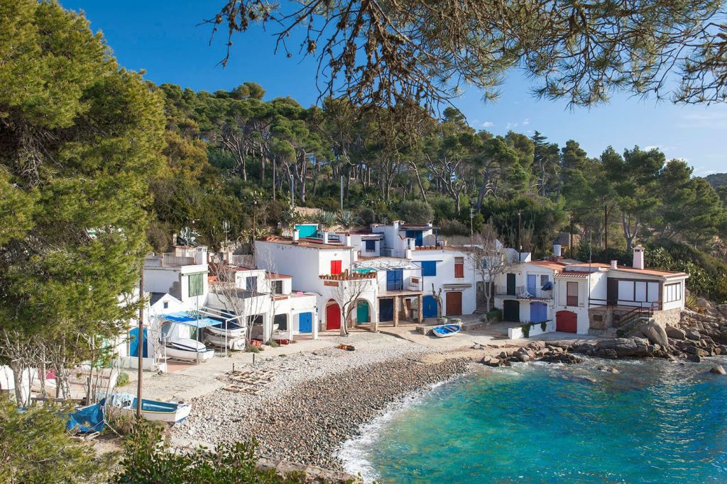 Cabanes de pêcheurs colorées de Cala S'Alguer — près de l'appartement Miró, La Fosca Bay (Palamós, Costa Brava)