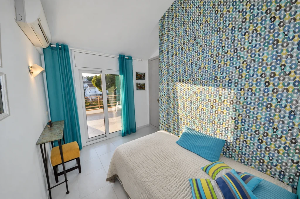Türkisfarbenes Schlafzimmer mit Zugang zur Terrasse — Ferienwohnung Miró, La Fosca Bay (Palamós, Costa Brava)