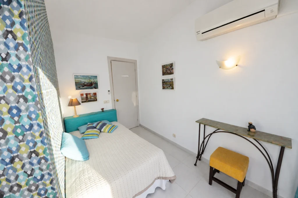Türkisfarbenes Schlafzimmer mit Kommode — Ferienwohnung Miró, La Fosca Bay (Palamós, Costa Brava)
