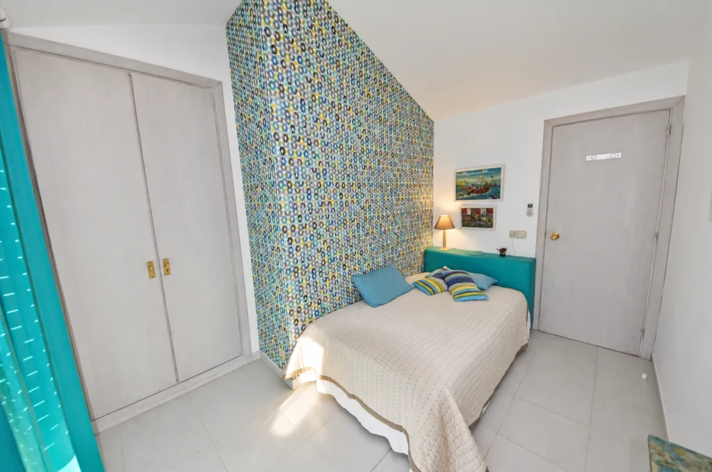Türkisfarbenes Schlafzimmer mit Einbauschränken — Ferienwohnung Miró, La Fosca Bay (Palamós, Costa Brava)