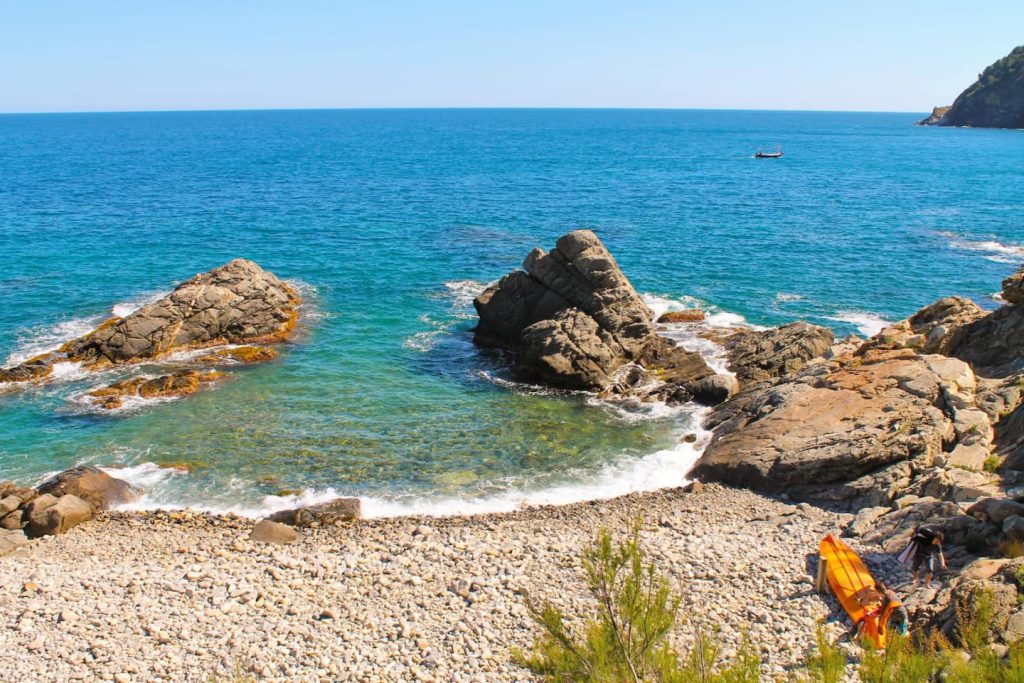 Kieselbucht und Felsen — nahe der Ferienwohnung Miró, La Fosca Bay (Palamós, Costa Brava)