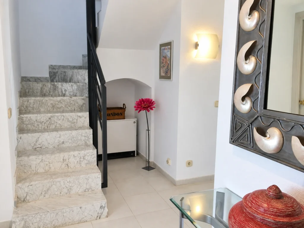 Eingangsbereich und Marmortreppe ins Obergeschoss — Ferienwohnung Miró, La Fosca Bay (Palamós, Costa Brava)