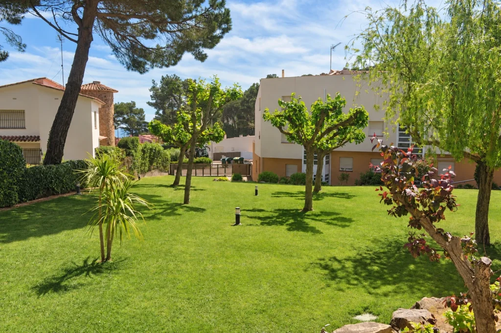 Garten der Residenz, Rasenfläche und Bäume — Ferienwohnung Miró, La Fosca Bay (Palamós, Costa Brava)