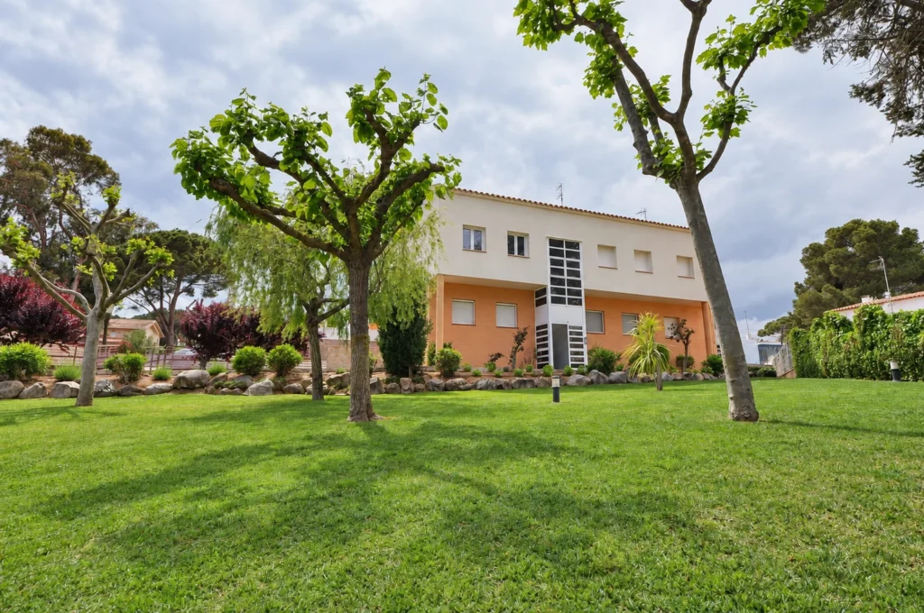 Residenz mit großem begrünten Garten — Ferienwohnung Miró, La Fosca Bay (Palamós, Costa Brava)