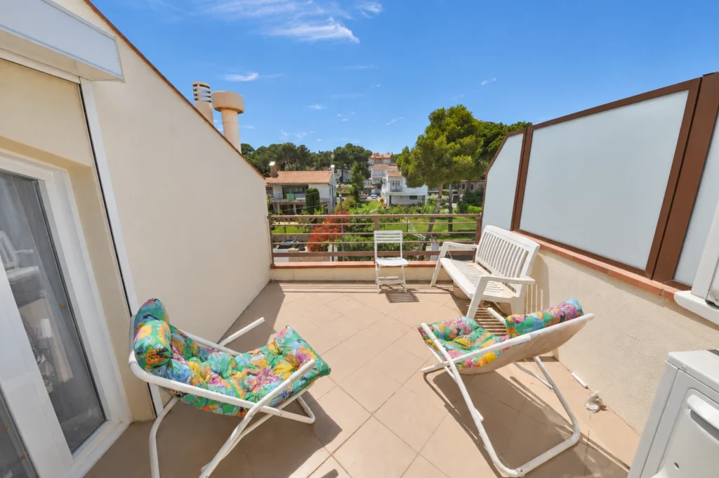 Dachterrasse mit Sonnenliegen — Ferienwohnung Miró, La Fosca Bay (Palamós, Costa Brava)