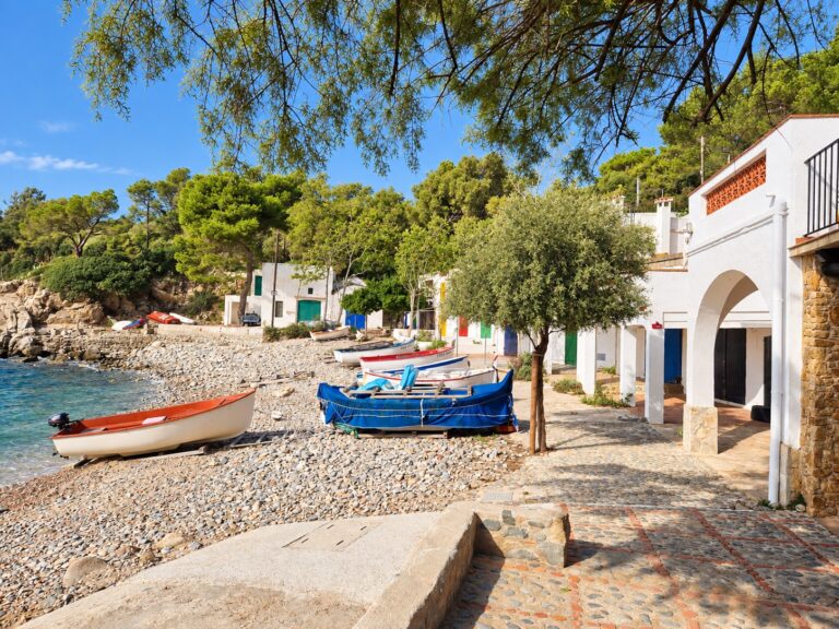 Cala S’Alguer et ses cabanes de pêcheurs sous le soleil d’été