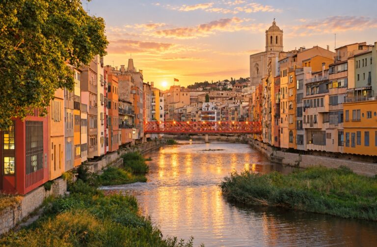 Maisons colorées de Gérone dans la lumière dorée d’été