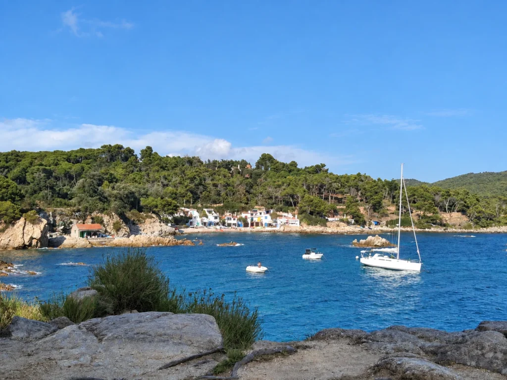 Cala S'Alguer, bunte Fischerhütten und Segelboote im Hafen — La Fosca Bay (Palamós, Costa Brava)