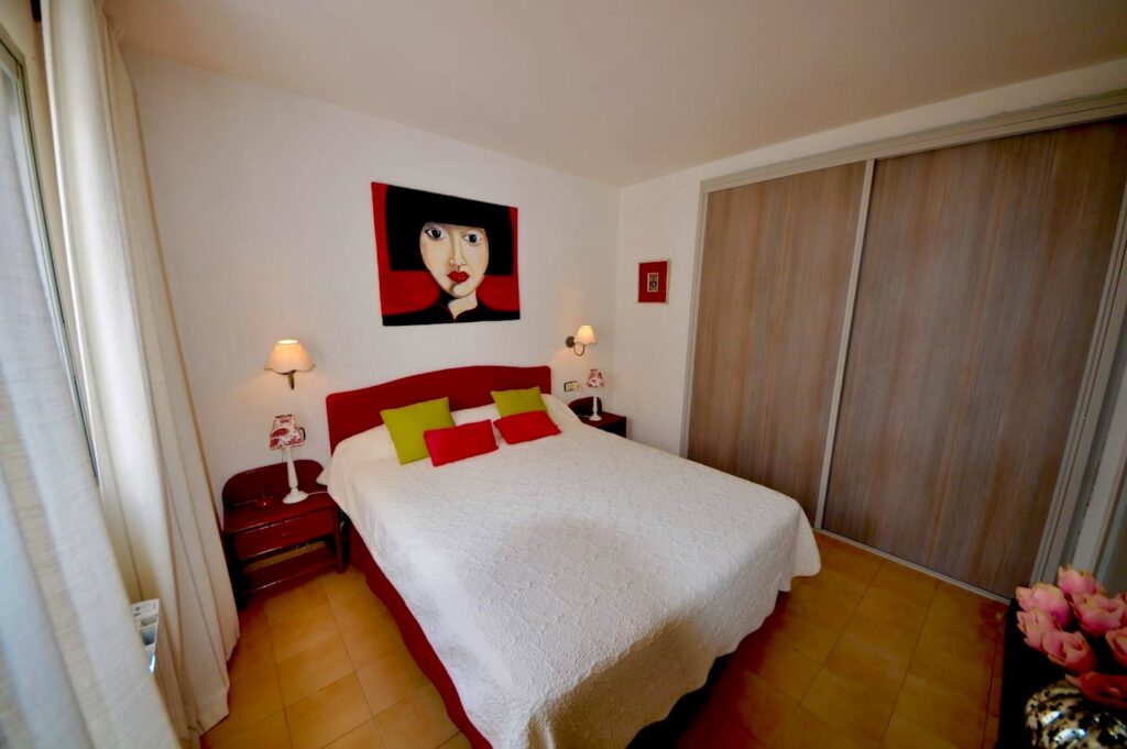 Doppelzimmer mit großen Schiebeschränken — Ferienwohnung Dalí, La Fosca Bay (Palamós, Costa Brava)