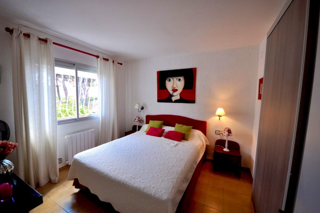 Schlafzimmer mit Doppelbett und Einbauschränken — Ferienwohnung Dalí, La Fosca Bay (Palamós, Costa Brava)