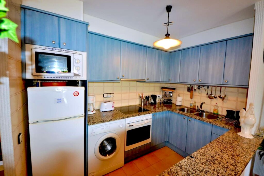 Ausgestattete Küche mit Backofen, Mikrowelle, Waschmaschine und Kühlschrank — Ferienwohnung Dalí, La Fosca Bay (Palamós, Costa Brava)
