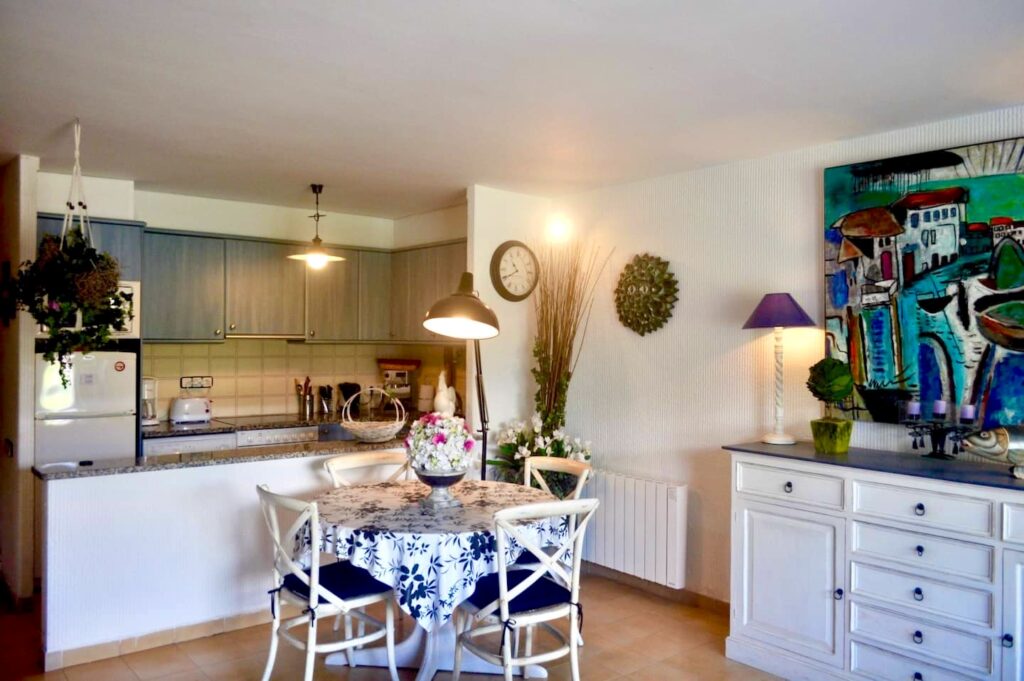 Offene Küche und Essplatz — Ferienwohnung Dalí, La Fosca Bay (Palamós, Costa Brava)