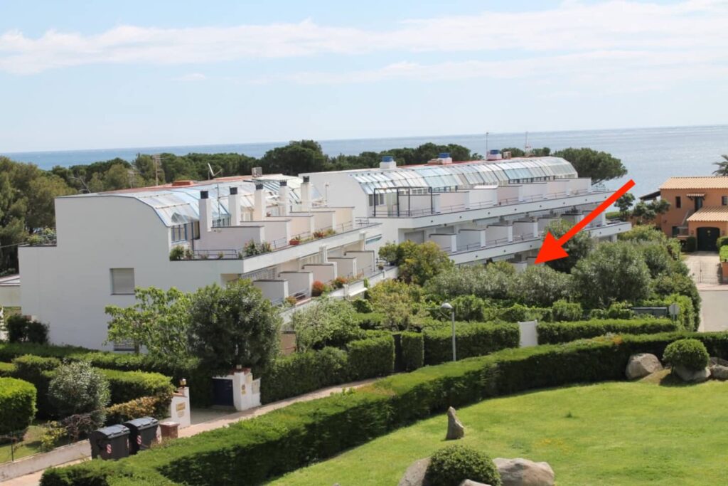 Residenz S'Alguer II mit Meerblick, der Pfeil zeigt auf die Erdgeschosswohnung — Ferienwohnung Dalí, La Fosca Bay (Palamós, Costa Brava)
