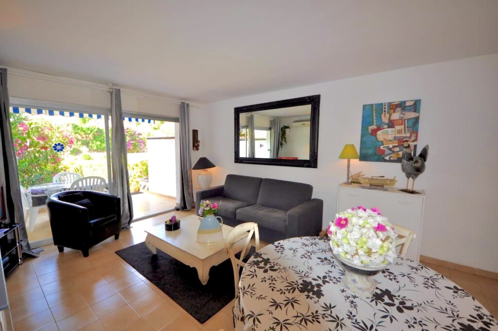 Wohnzimmer mit Glastür zur Terrasse — Ferienwohnung Dalí, La Fosca Bay (Palamós, Costa Brava)
