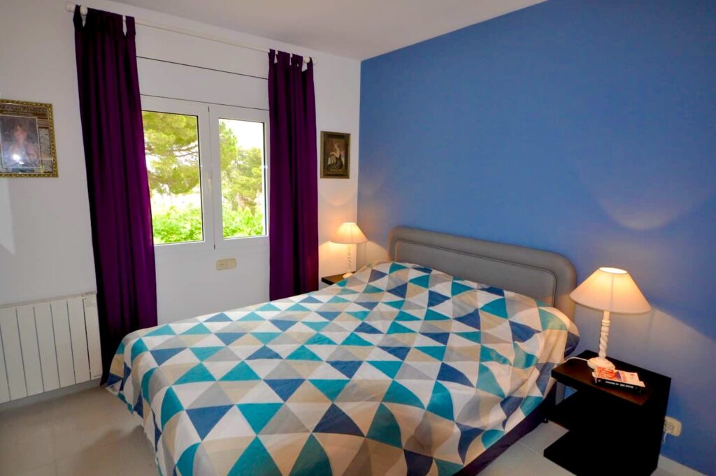 Blaues Schlafzimmer mit Doppelbett — Ferienwohnung Miró, La Fosca Bay (Palamós, Costa Brava)