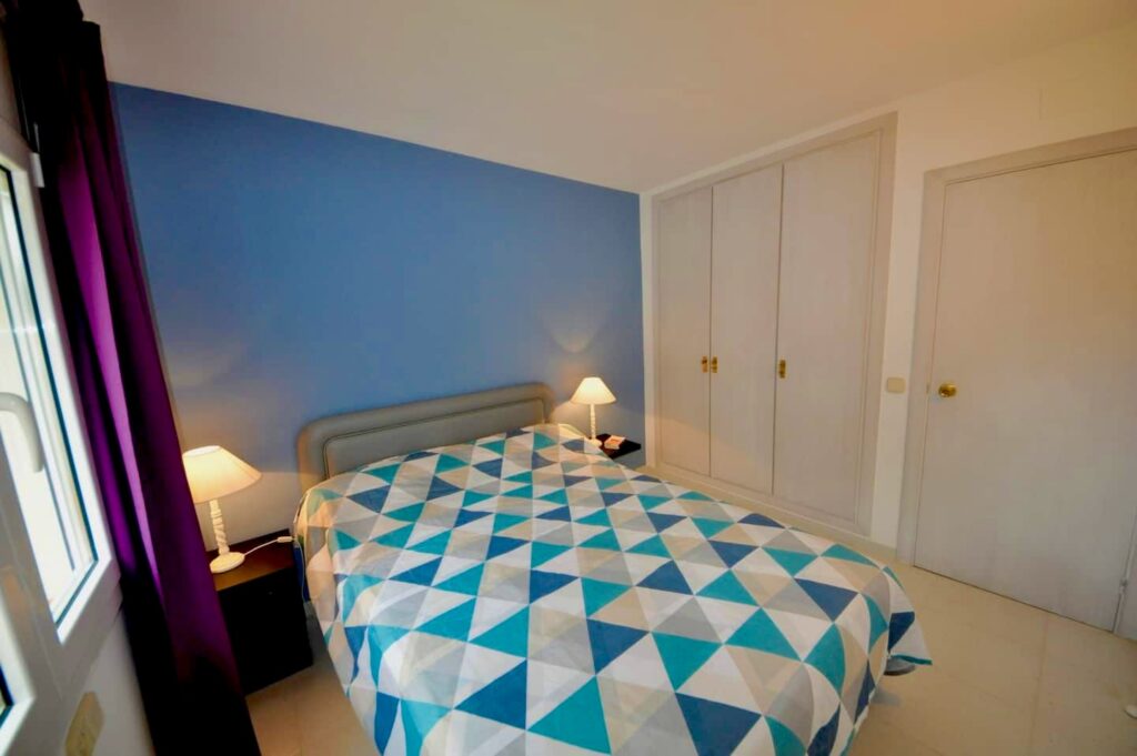 Blaues Schlafzimmer mit Doppelbett und Einbauschränken — Ferienwohnung Miró, La Fosca Bay (Palamós, Costa Brava)