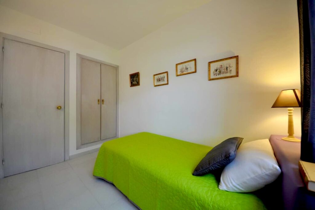 Schlafzimmer mit Einzelbett und Einbauschränken — Ferienwohnung Miró, La Fosca Bay (Palamós, Costa Brava)