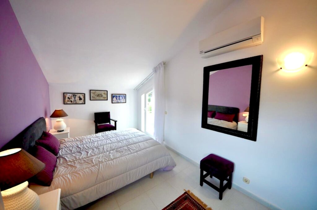 Klimatisiertes lila Schlafzimmer mit Spiegel — Ferienwohnung Miró, La Fosca Bay (Palamós, Costa Brava)