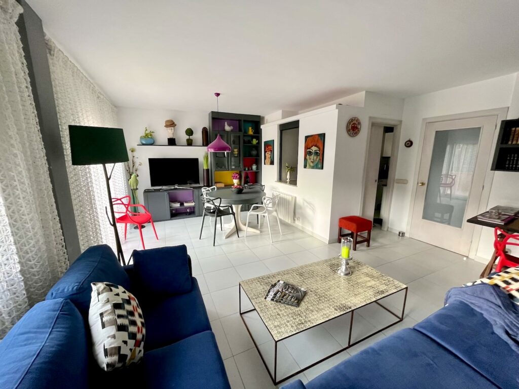 Großes, helles Wohnzimmer mit Fernseher — Ferienwohnung Miró, La Fosca Bay (Palamós, Costa Brava)