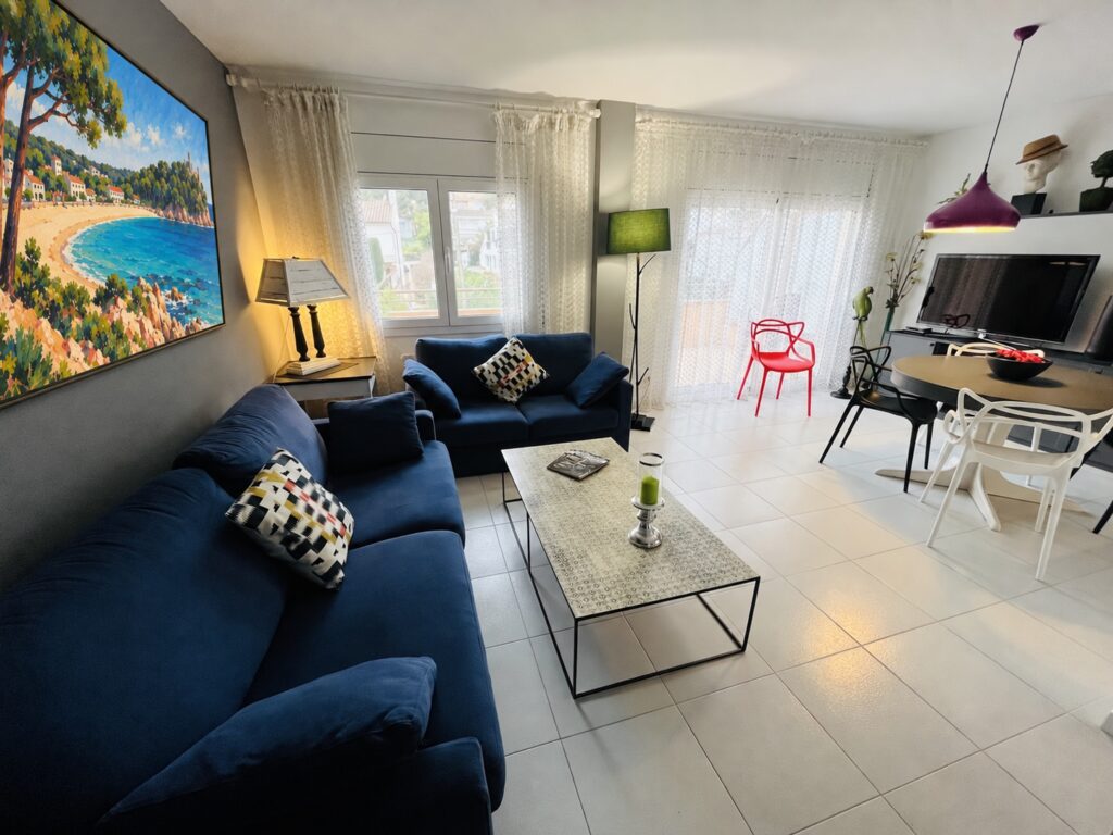 Wohnzimmer mit blauen Sofas und Essbereich — Ferienwohnung Miró, La Fosca Bay (Palamós, Costa Brava)
