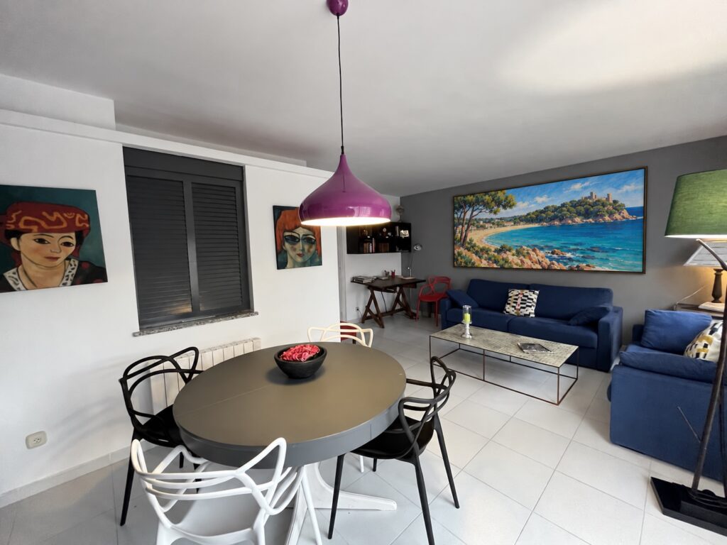 Wohn-Essbereich mit rundem Tisch und Sitzecke — Ferienwohnung Miró, La Fosca Bay (Palamós, Costa Brava)