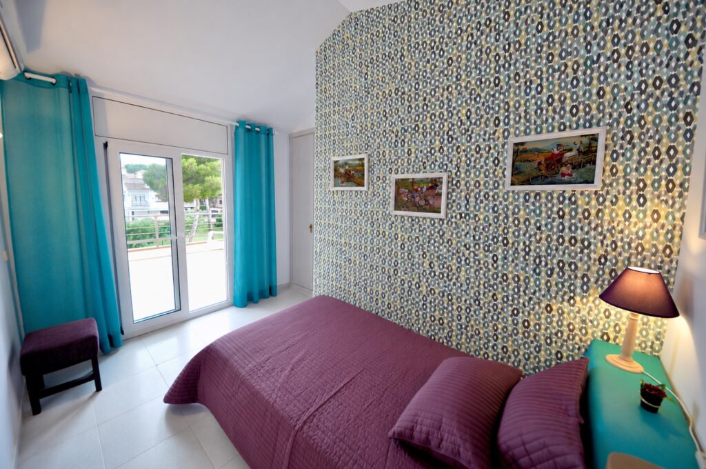 Chambre avec porte-fenêtre sur la terrasse — appartement Miró, La Fosca Bay (Palamós, Costa Brava)