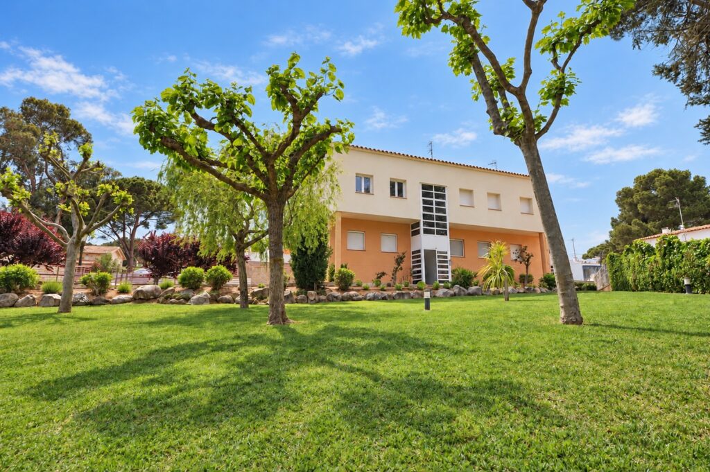 Résidence et grand jardin arboré — appartement Miró, La Fosca Bay (Palamós, Costa Brava)