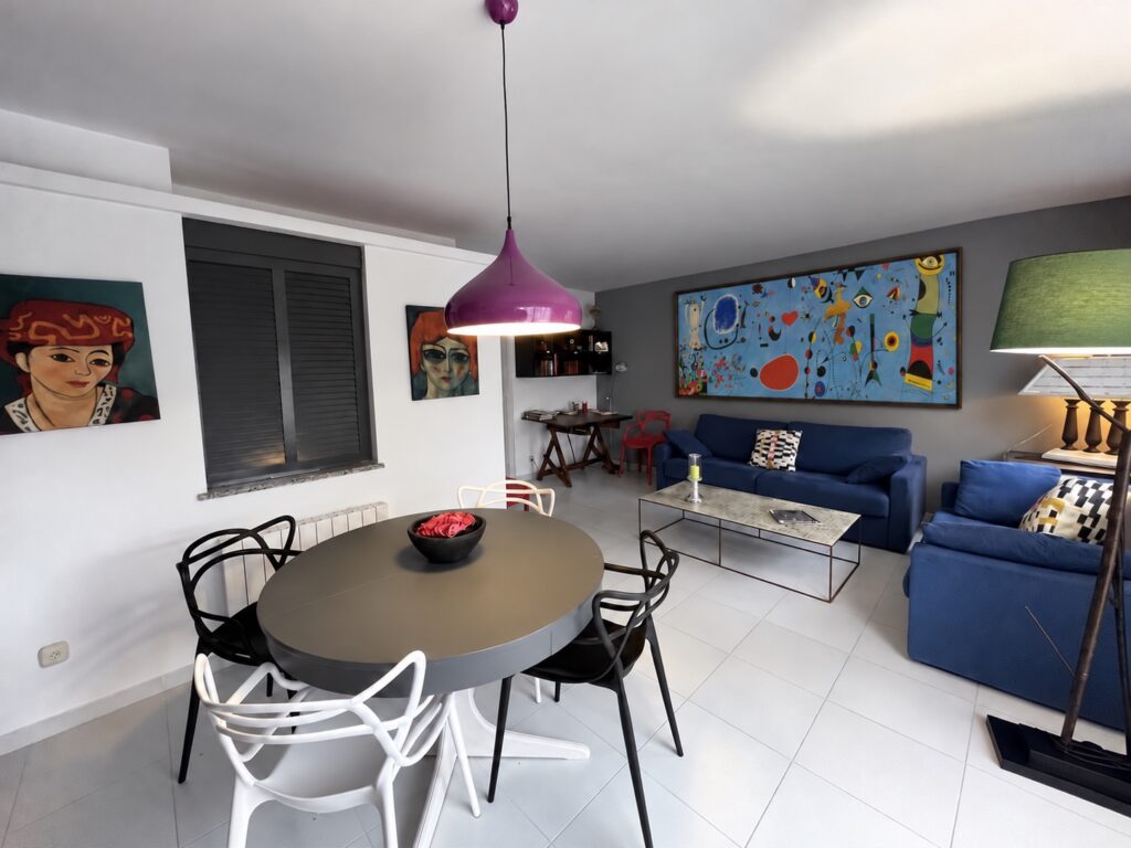 Séjour avec table ronde et salon — appartement Miró, La Fosca Bay (Palamós, Costa Brava)