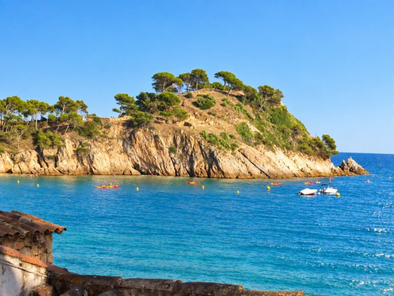 Plage de Castell sous le soleil d’été, Costa Brava