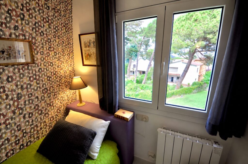 Chambre avec lit simple et vue sur le jardin — appartement Miró, La Fosca Bay (Palamós, Costa Brava)