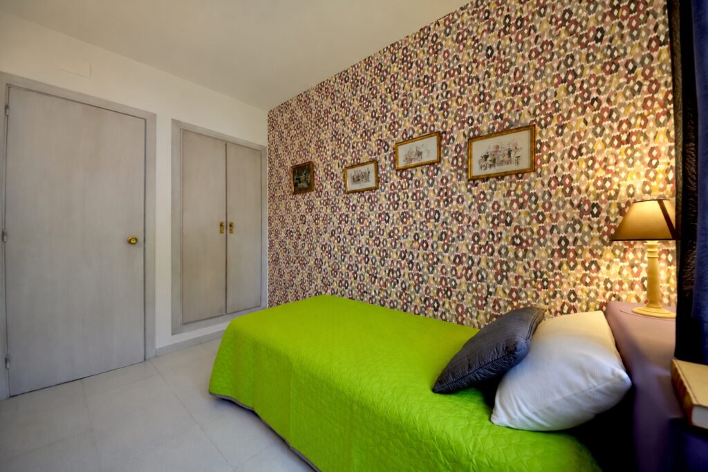 Chambre avec lit simple et placards — appartement Miró, La Fosca Bay (Palamós, Costa Brava)